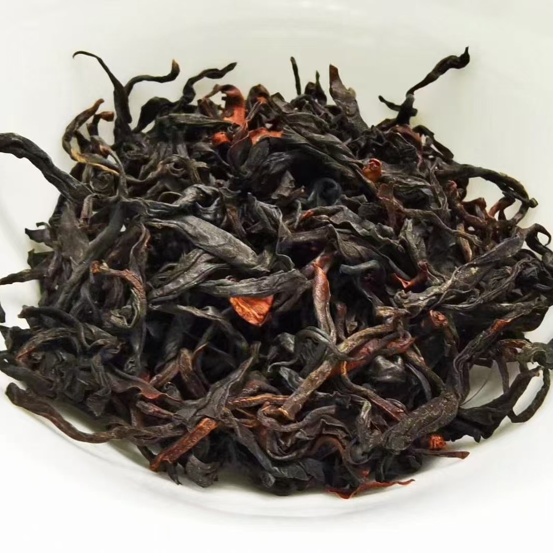  古树红茶属于滇红茶，香气鲜纯清高茶汤入口浓强鲜爽口感丰富