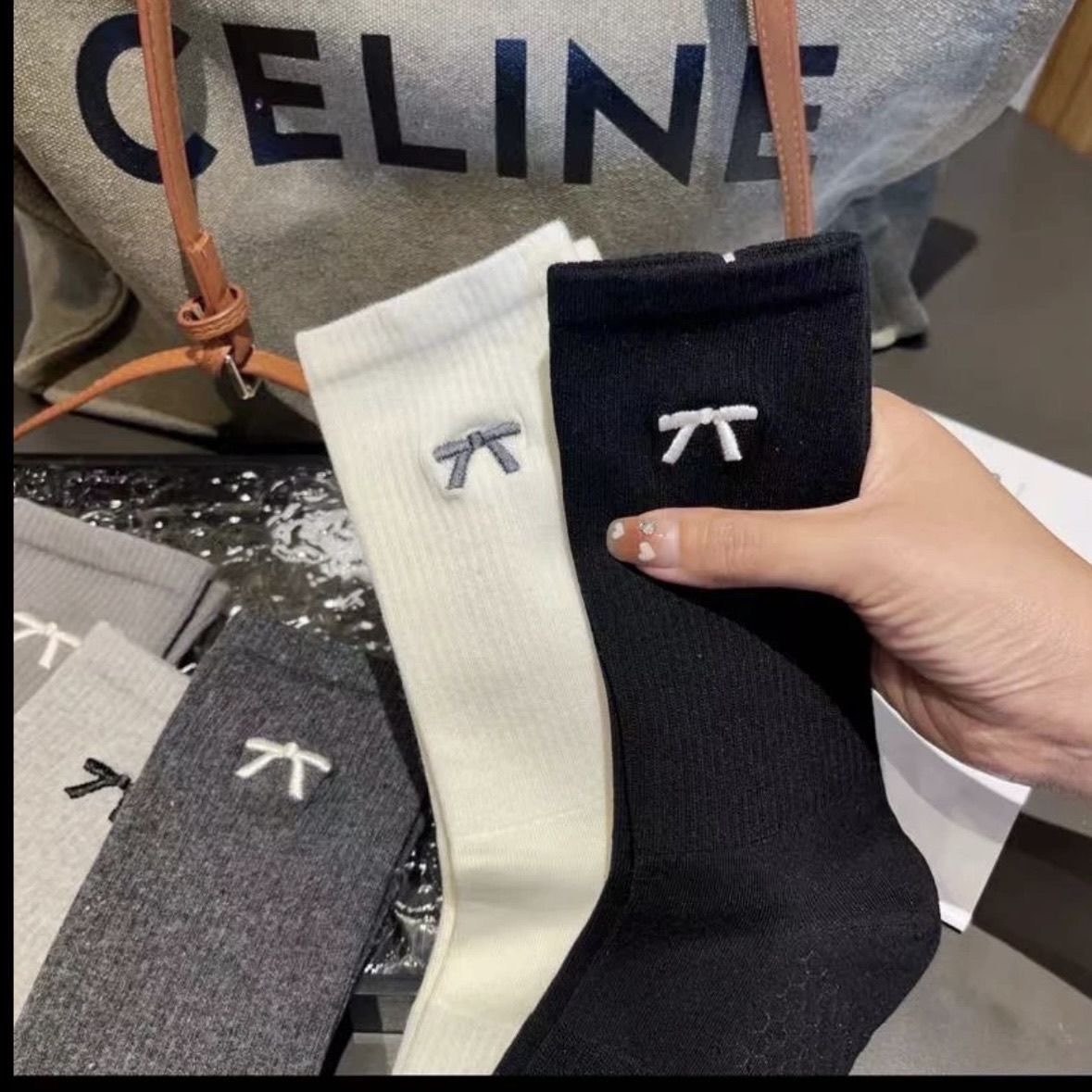 袜子女高端刺绣蝴蝶结纯棉袜秋冬新款时尚潮流百搭格雷色系长筒袜