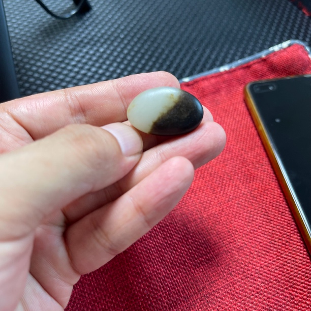 和田玉原石皮肉分明 小吊坠