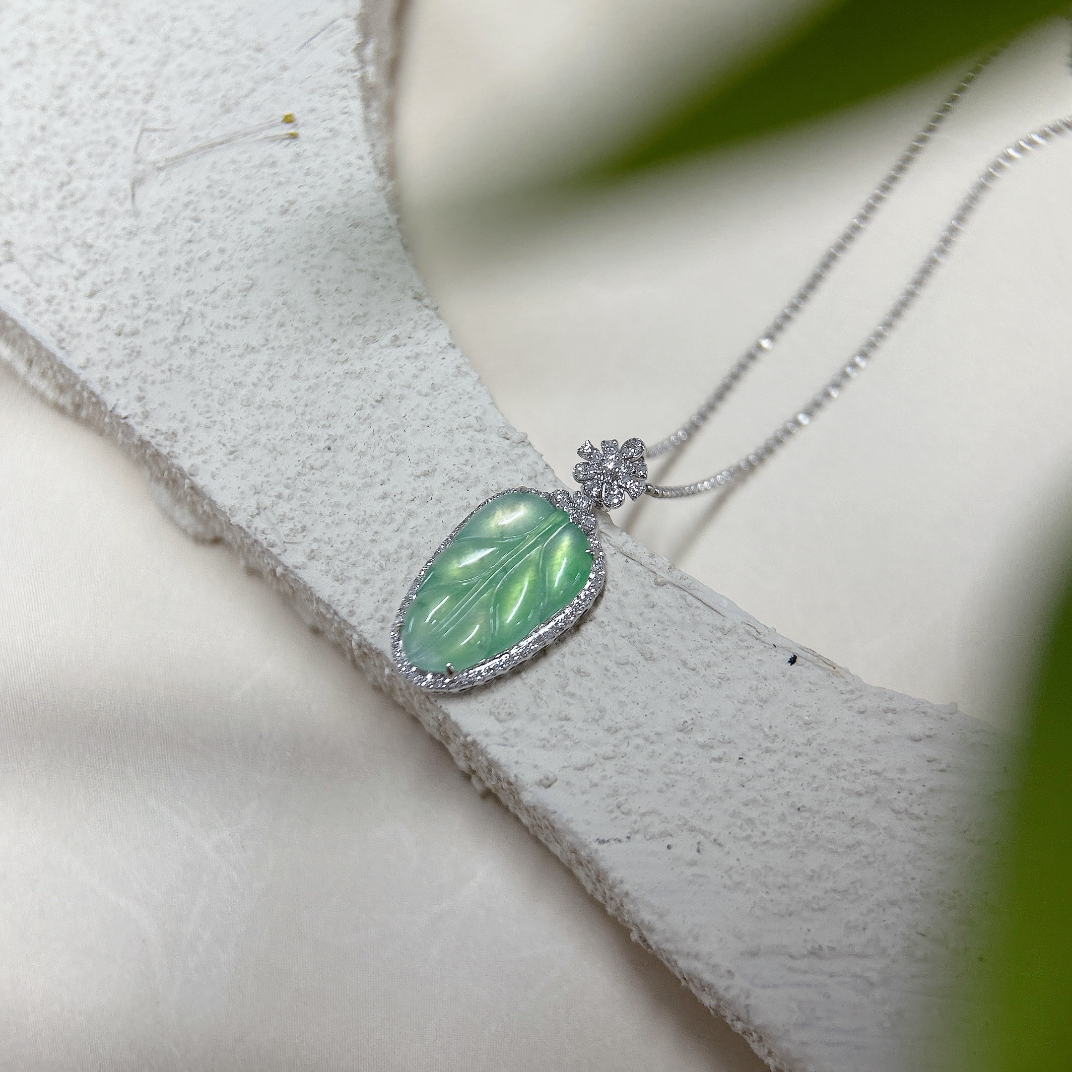 天然A货翡翠高冰玻璃种甜绿叶子吊坠18k金南非钻镶嵌项链轻奢气质