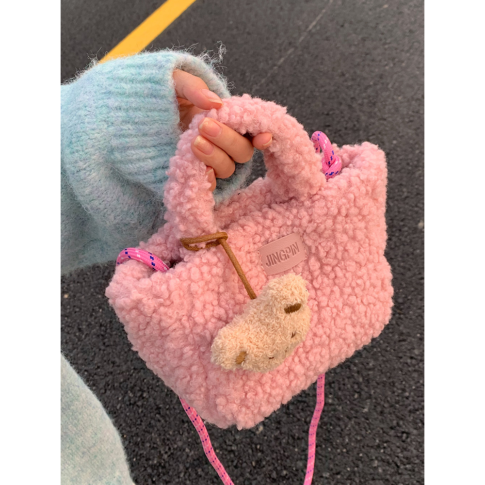 羊羔毛毛绒质感女秋冬百搭2023新款小众设计斜挎包女士手提水桶包