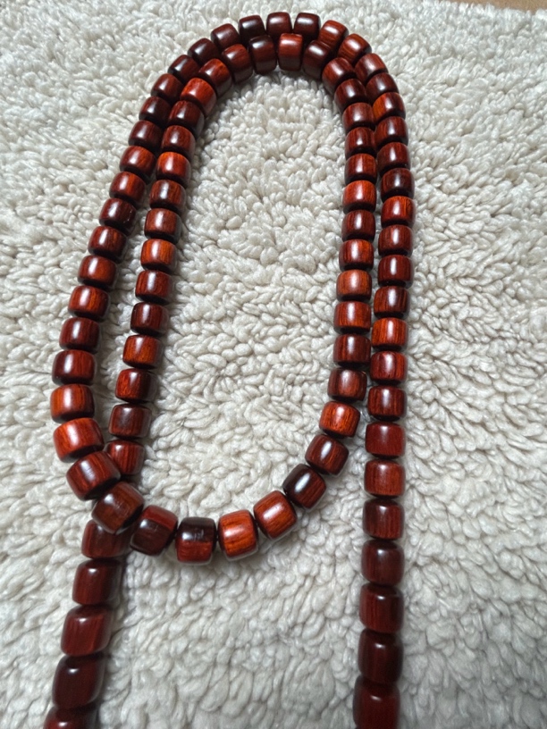 精品紫檀木1.2*1.3。  108颗桶珠可盘玩可佩戴全品无瑕疵