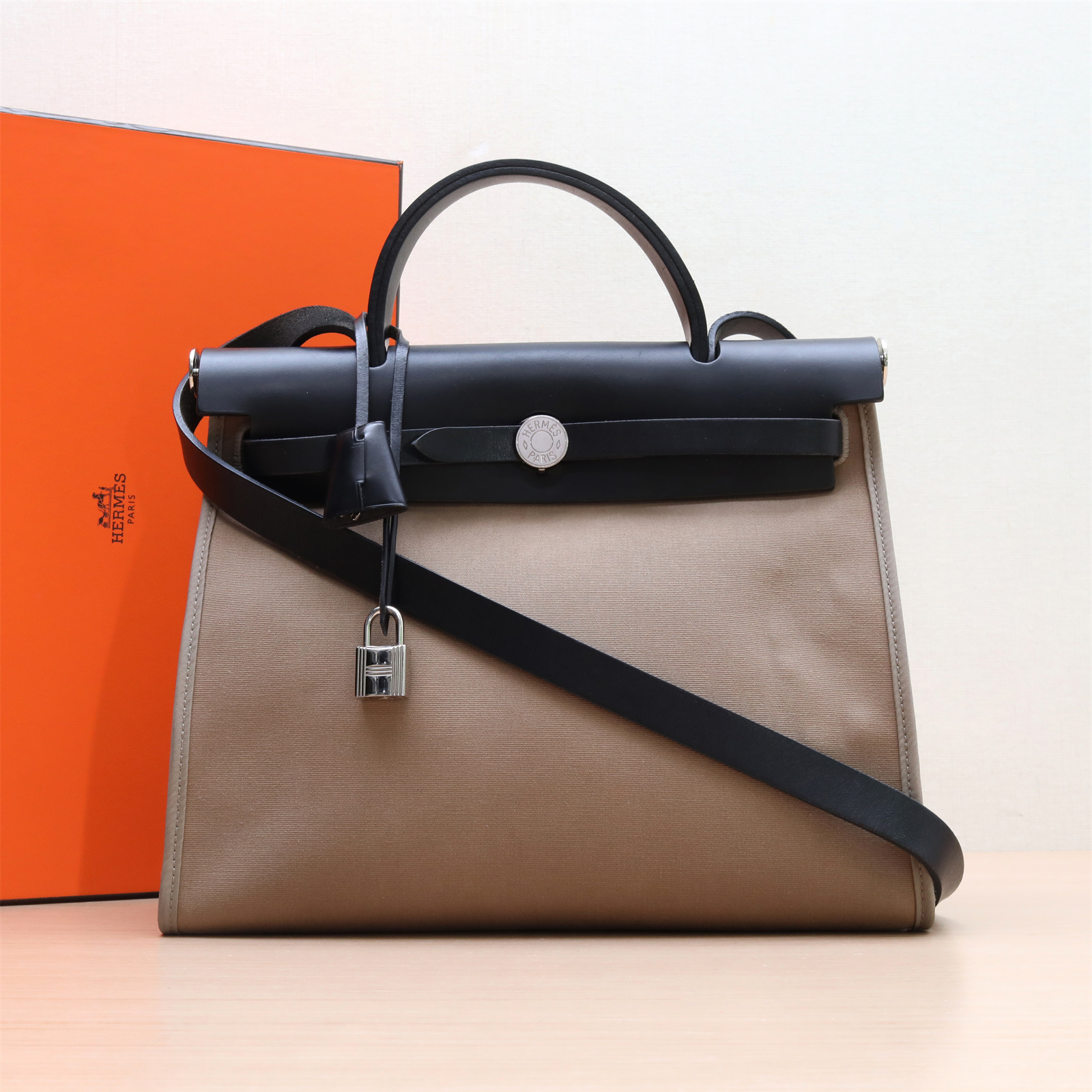 95新  一一-100新 P243656638Herbag 31 18大象灰 帆布 X刻 银扣