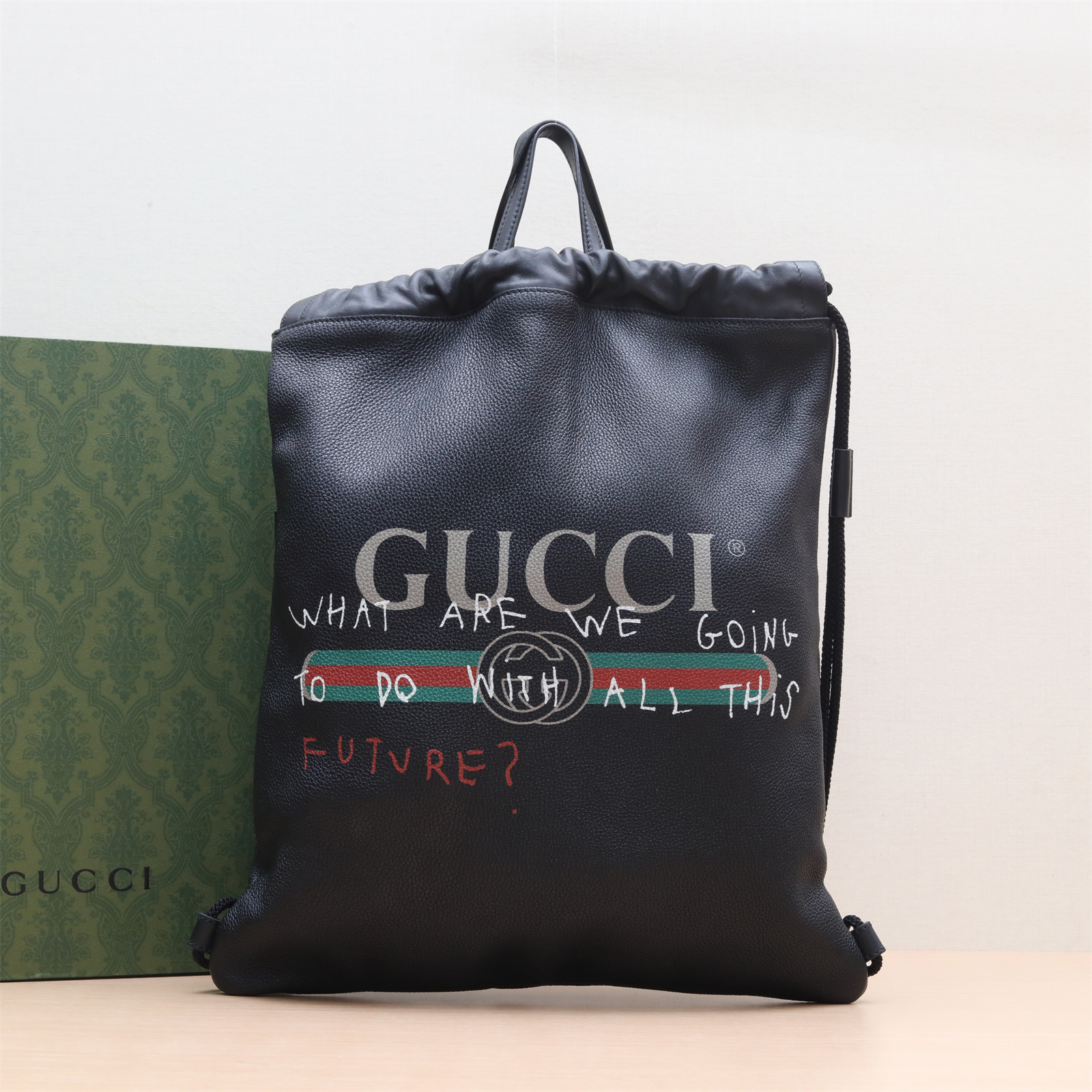 99新  一一P243760284Print leather 抽绳双肩包 中号 黑色 皮革C