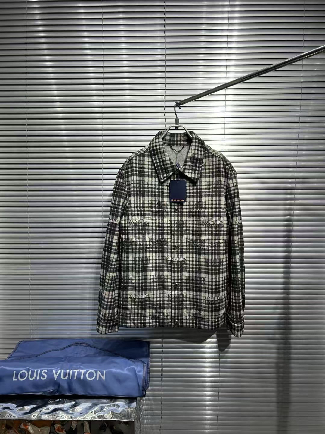 Louis Vuitton lv23fw黑白格纹满印logo 牛仔衬衫外套 44码/全新