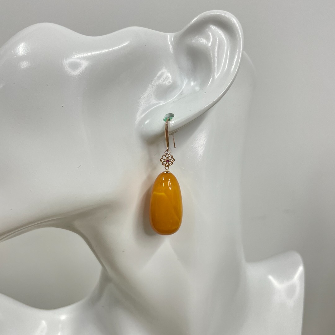 [麒麟珠宝]18k金立体水滴蜜蜡耳环