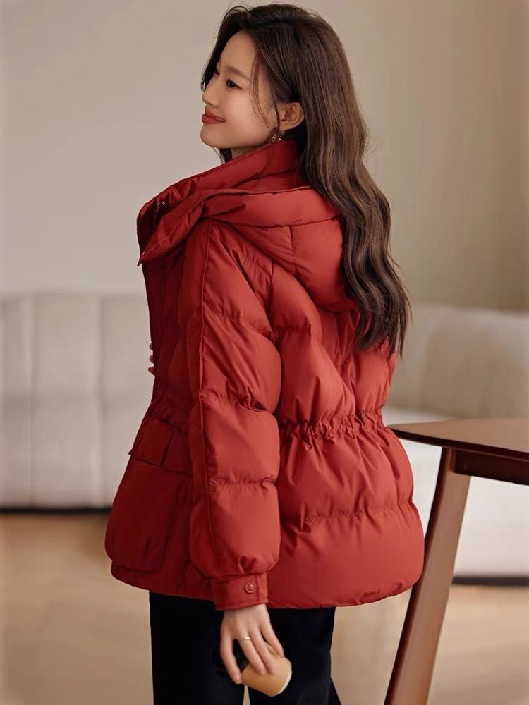 雅鹿2023新款圣诞红连帽羽绒服女短款2023冬季新款白鸭绒收腰显瘦
