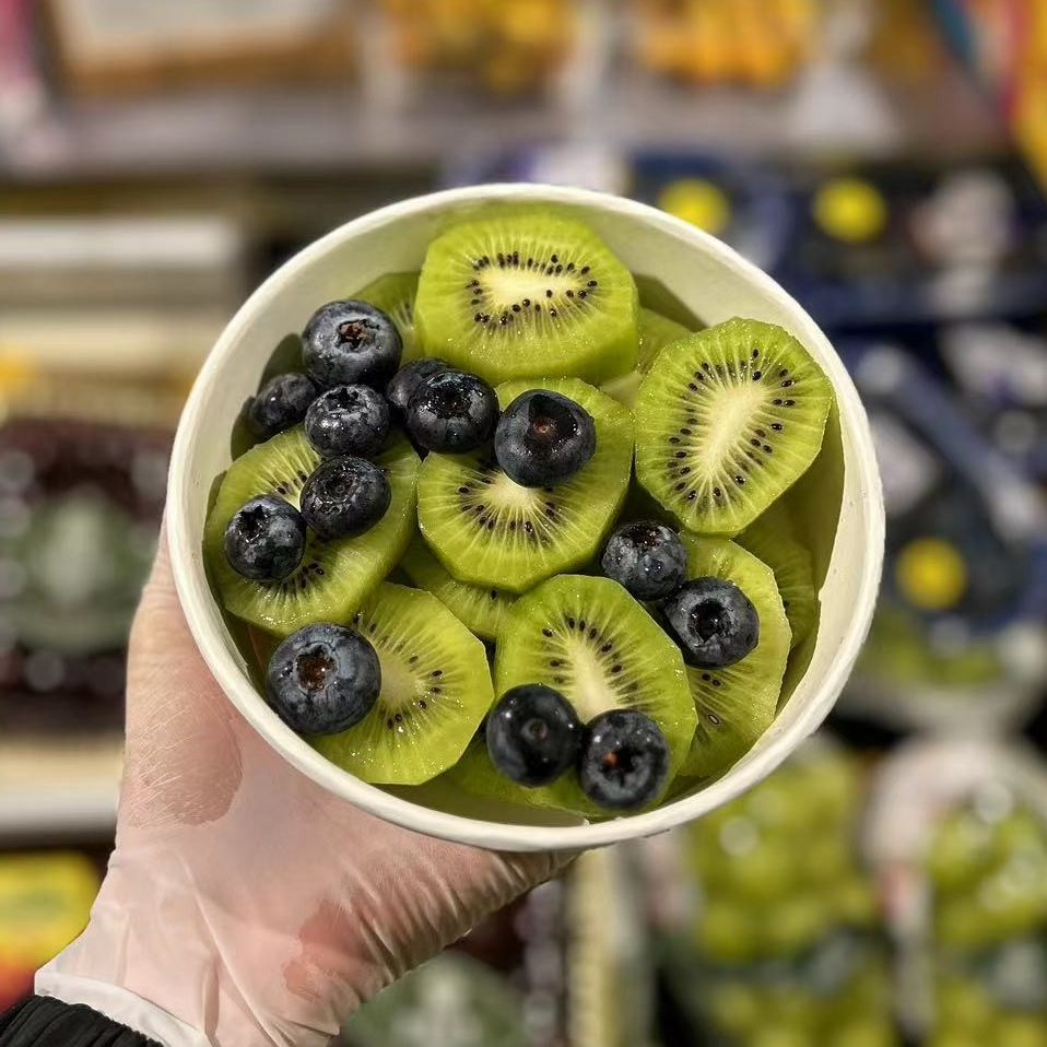 绿果撒蓝莓果切