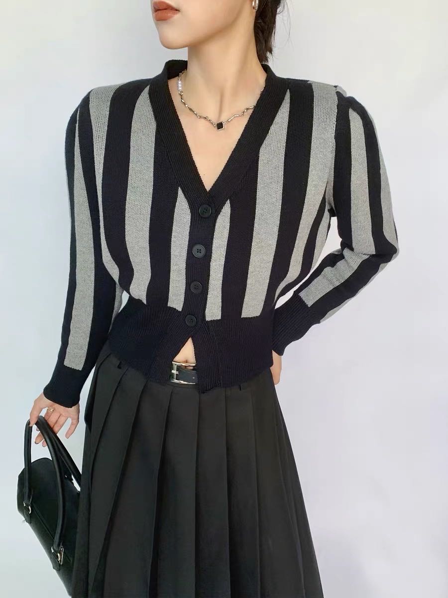 小妳XiaoNi———（冬款设计拼色垫肩毛衣开衫1240122）