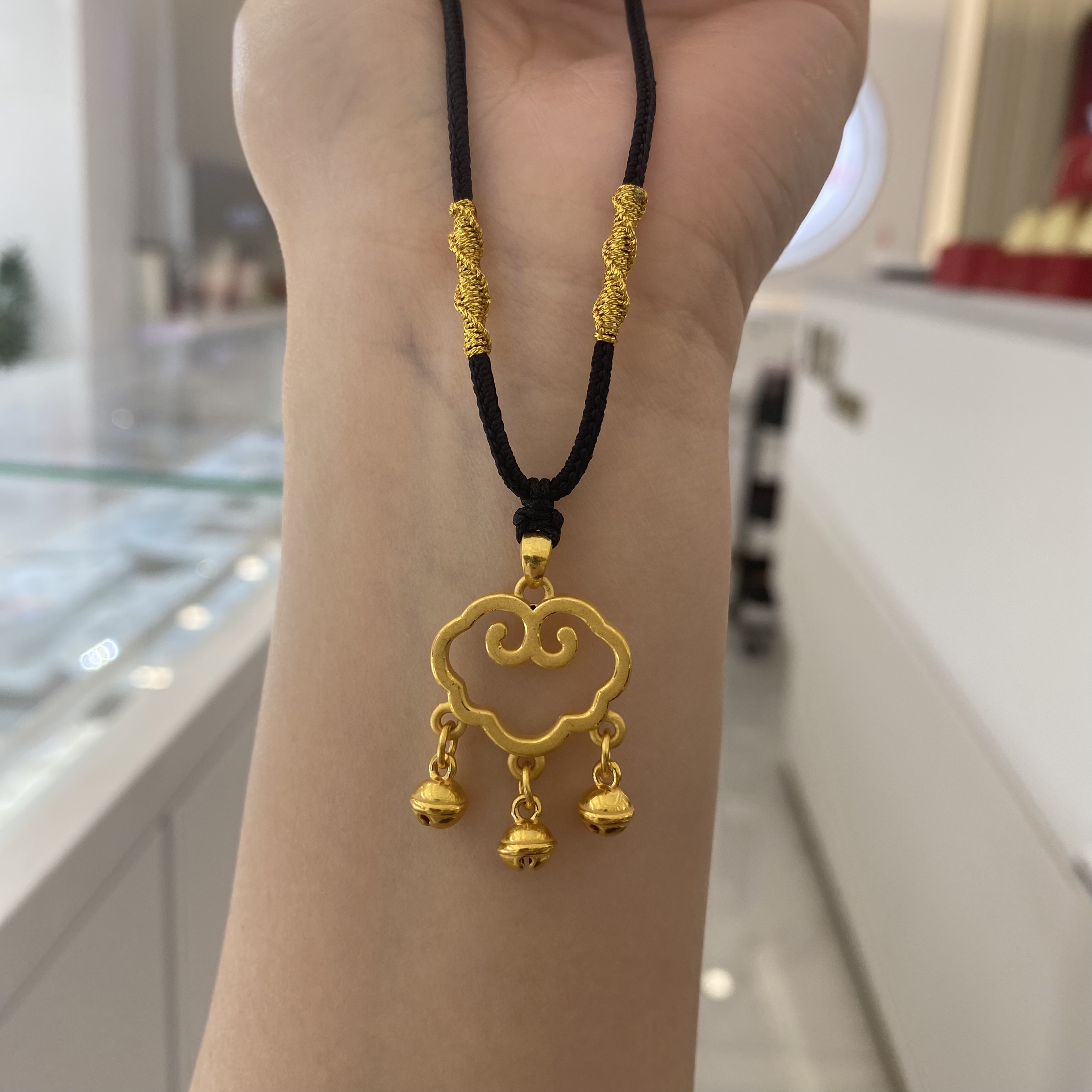 Chow Tai Seng/周大生足金黄金时尚祥云锁吊坠精美编织锁包挂坠