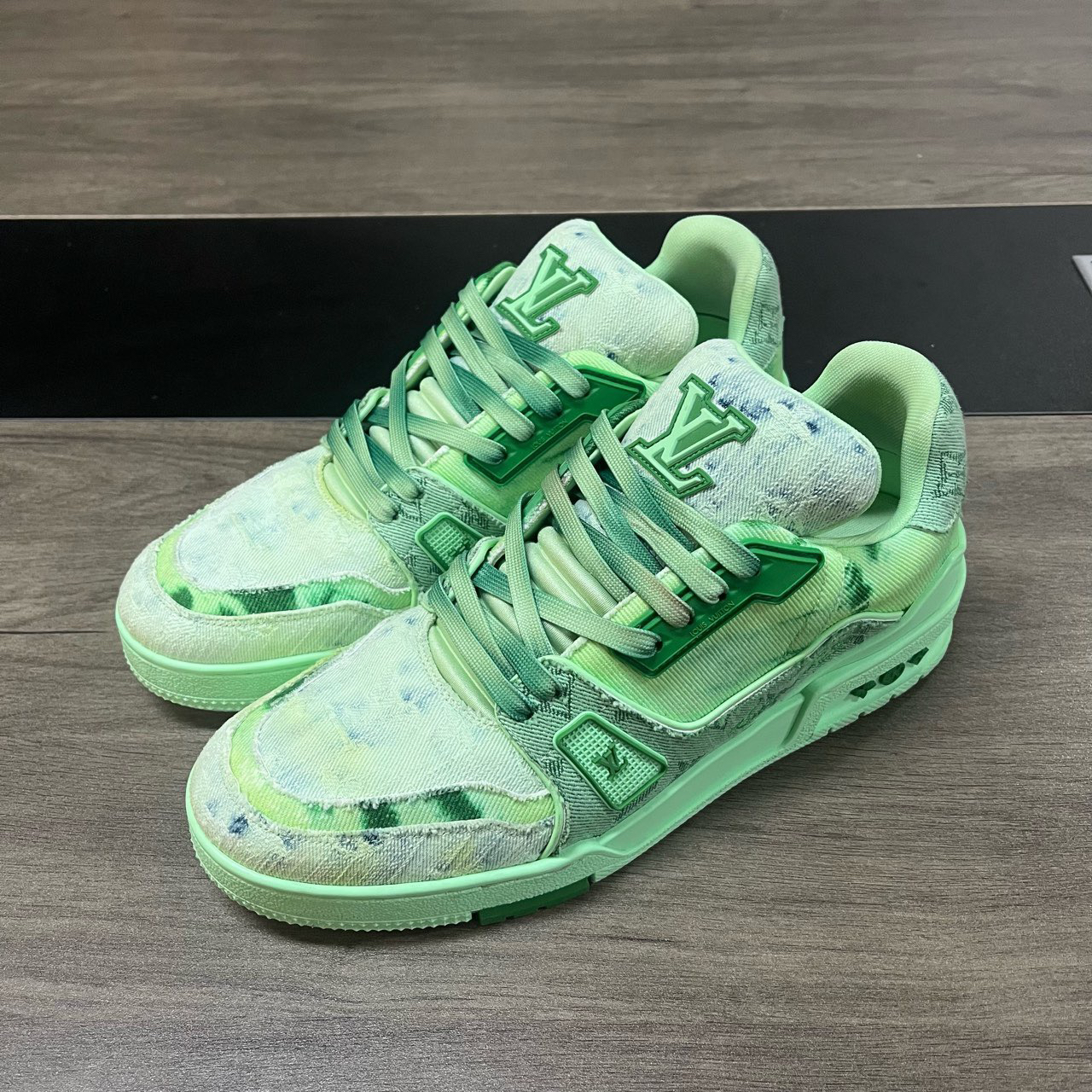 LV trainer水洗丹宁渐变绿 41.5码无盒 c2105 成色等级：A级