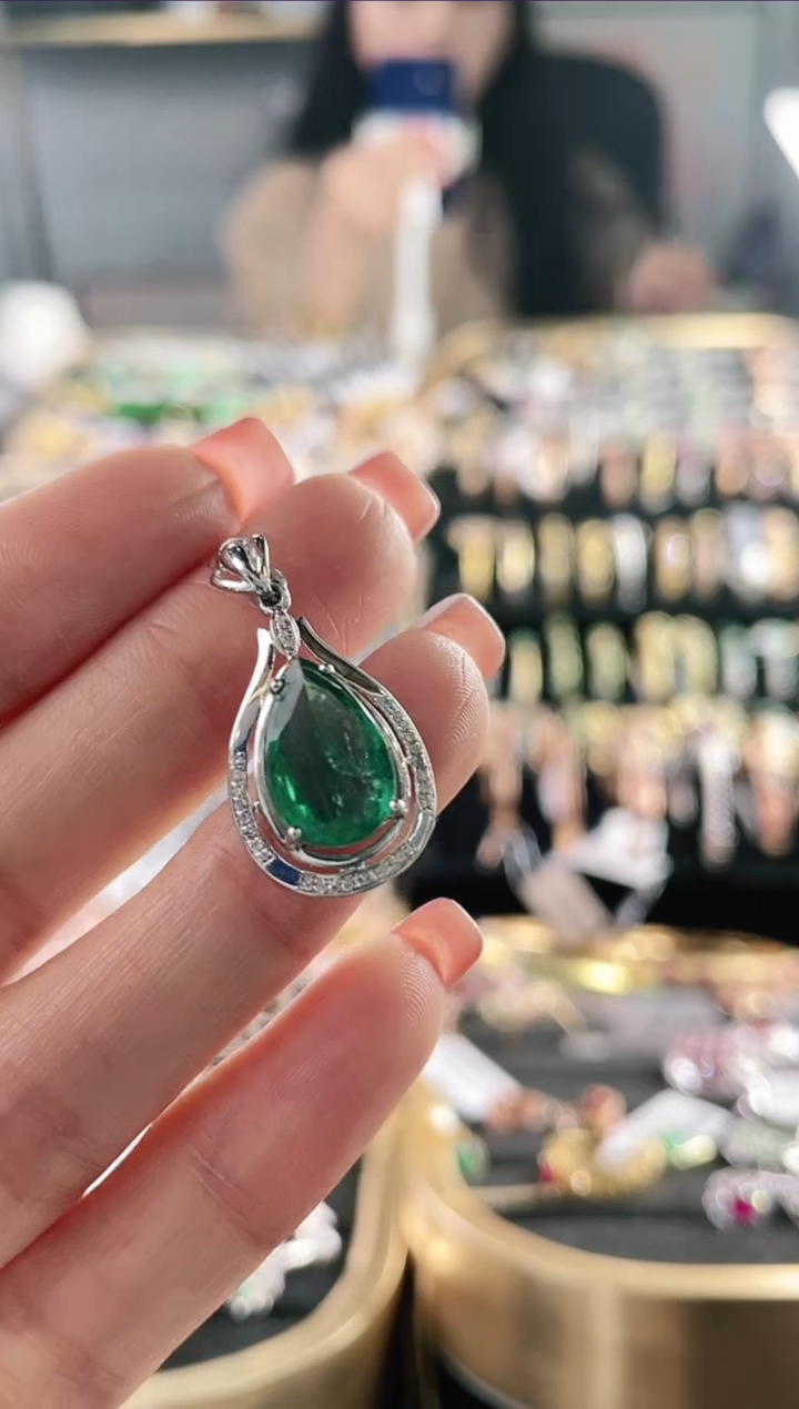 【闪购商品】祖母绿吊坠18K金镶嵌1
