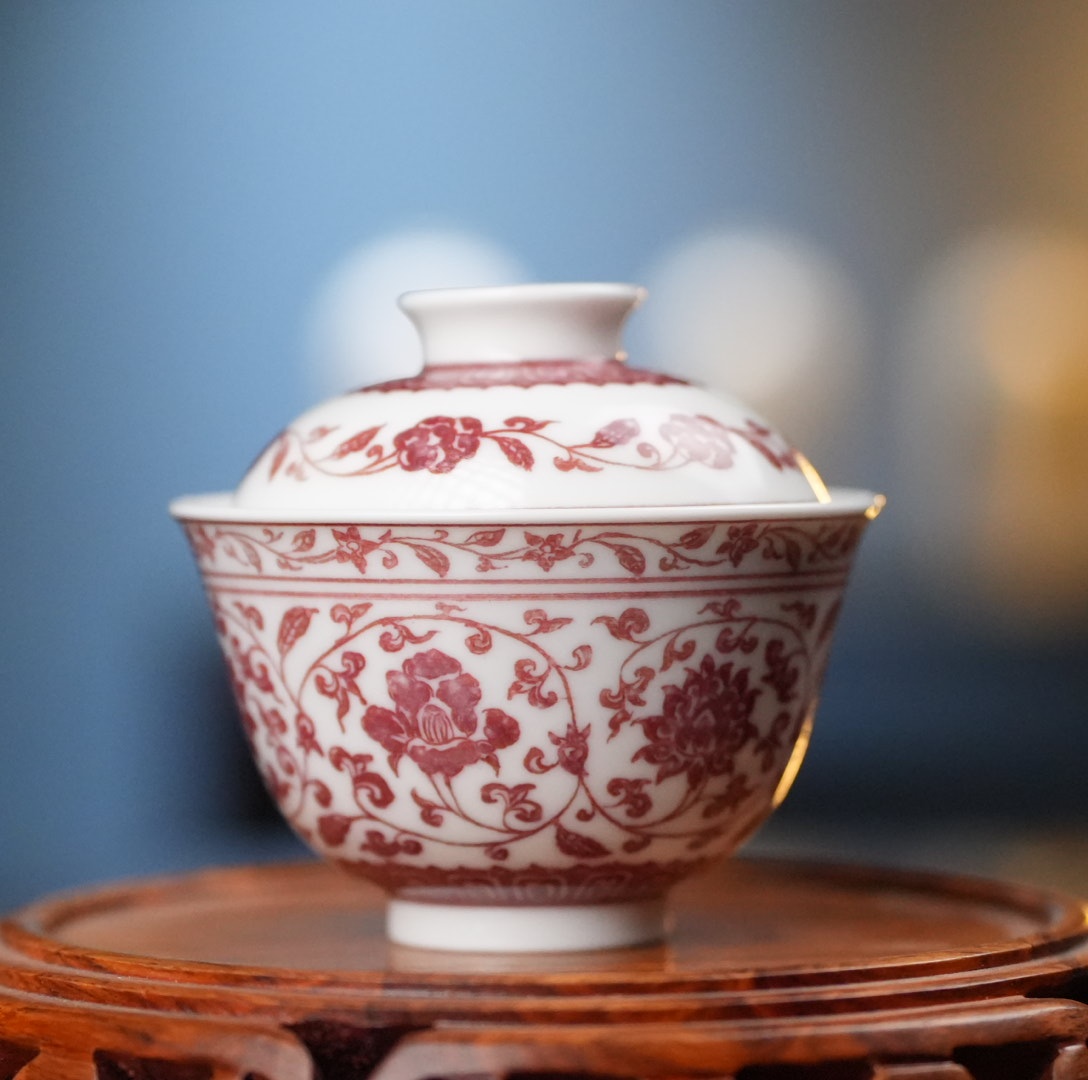 勤义堂. 釉里红缠枝莲花圈小盖碗