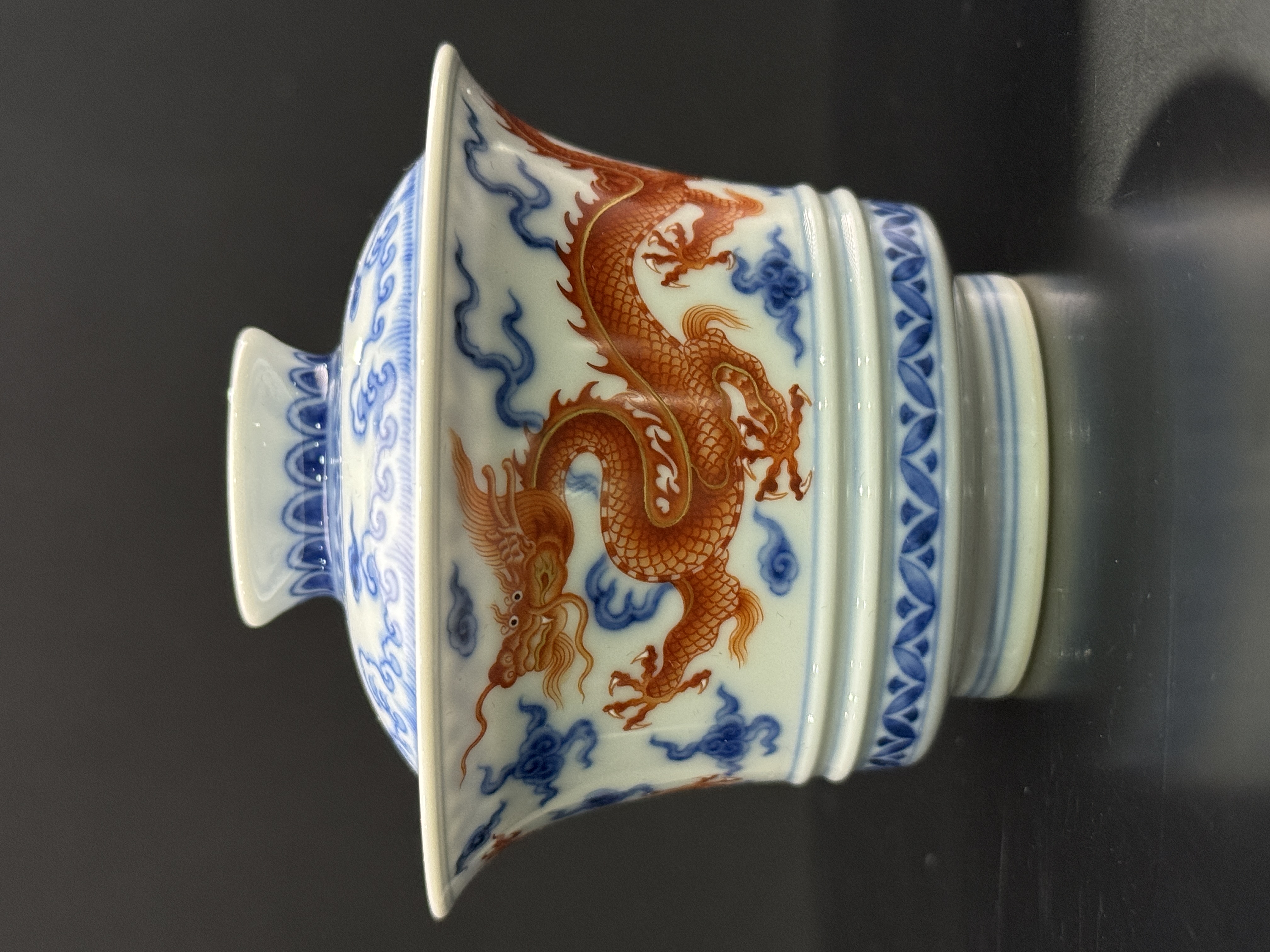 望月怀古.青花矾红双龙马蹄盖碗