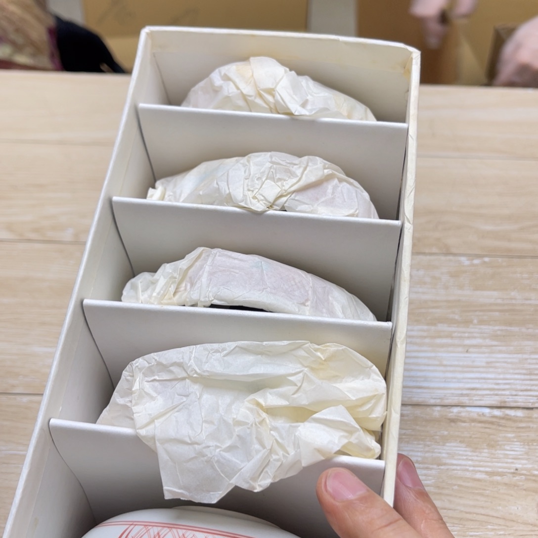紫砂茶叶罐哈***k密密麻麻地排列着一个大