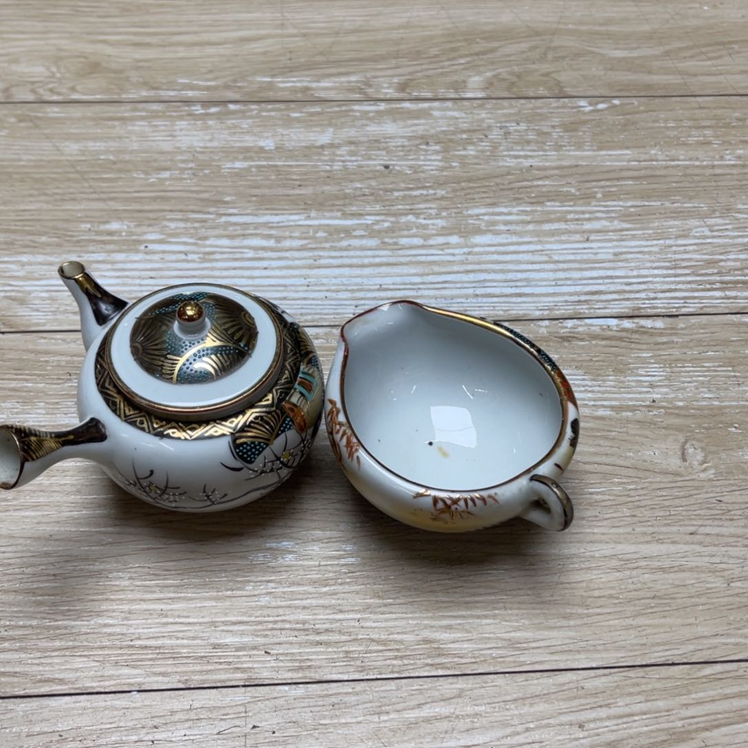 紫砂茶叶罐赫*爷密密麻麻地排列着一个