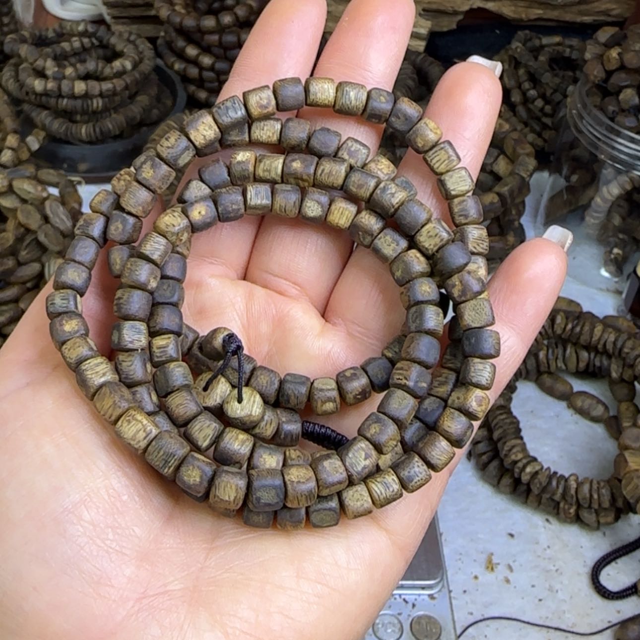 【闪购商品】沉香木手串棋楠灯宠多圈手串乌身