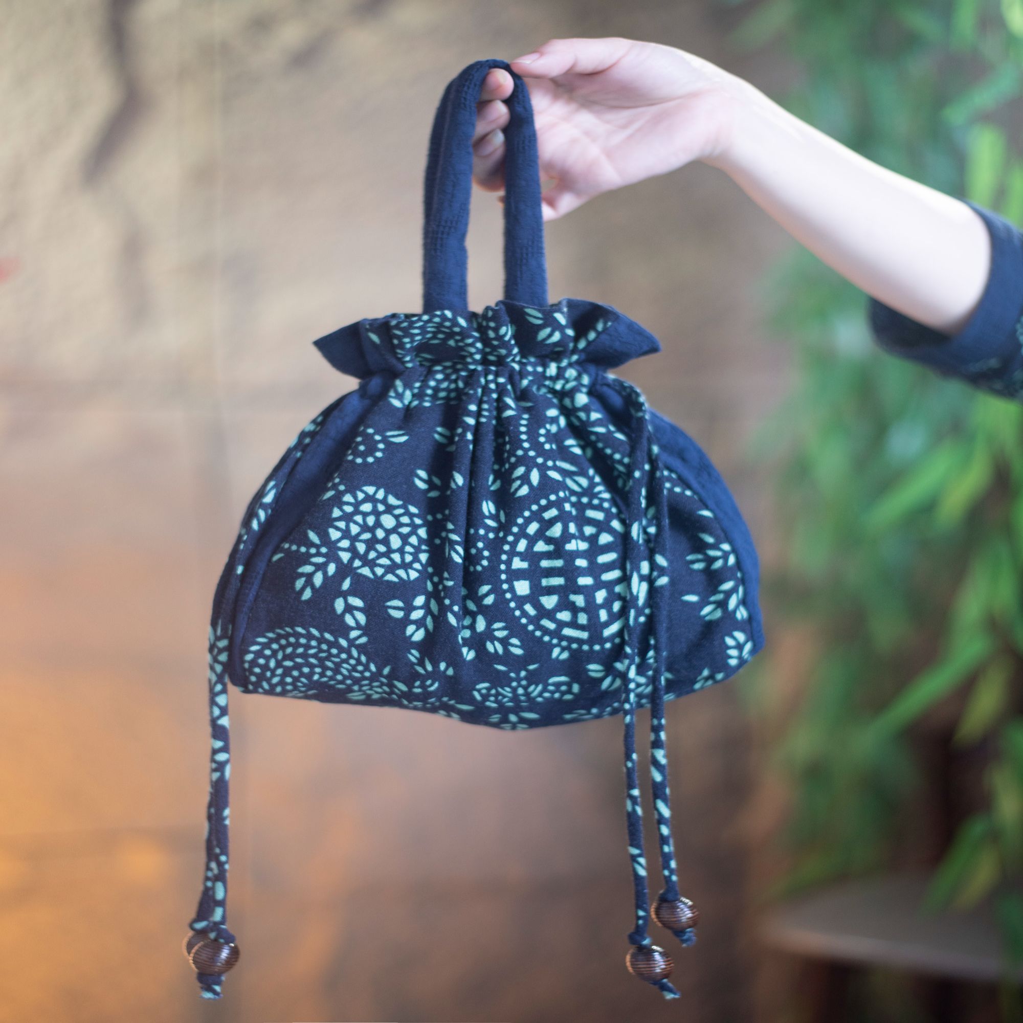 日常新中式包包户外抽绳休闲布包民族风手拎包拎包束口女士小包包