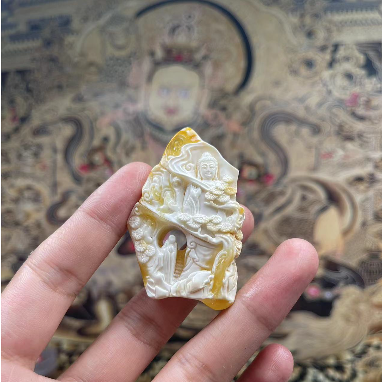 欣毅琥珀蜜蜡瓷白雕刻吊坠