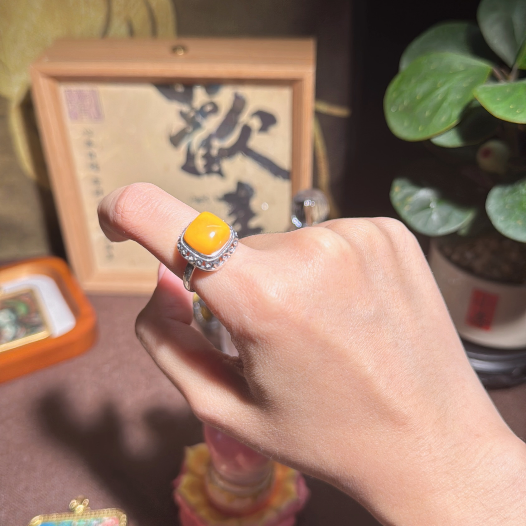非金属树脂戒指 【古灵阁】高档珠宝精品蜜 蜡可调节戒指