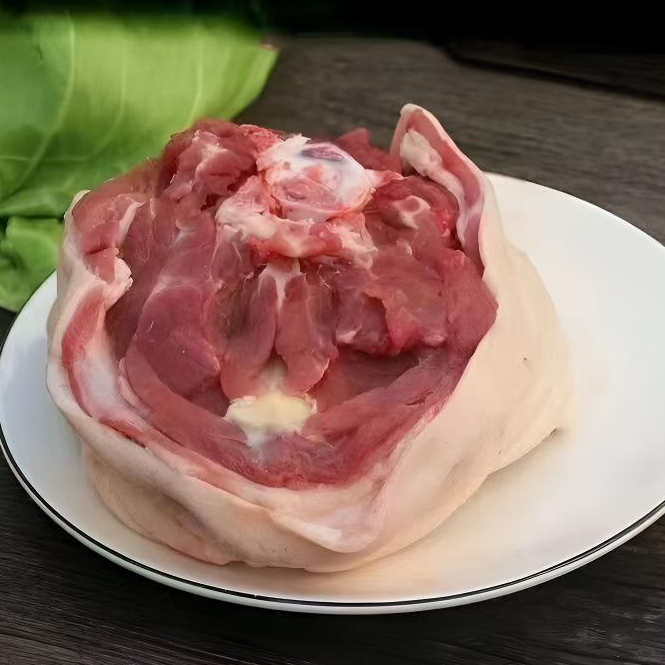 苏北农户散养黑山羊脖子