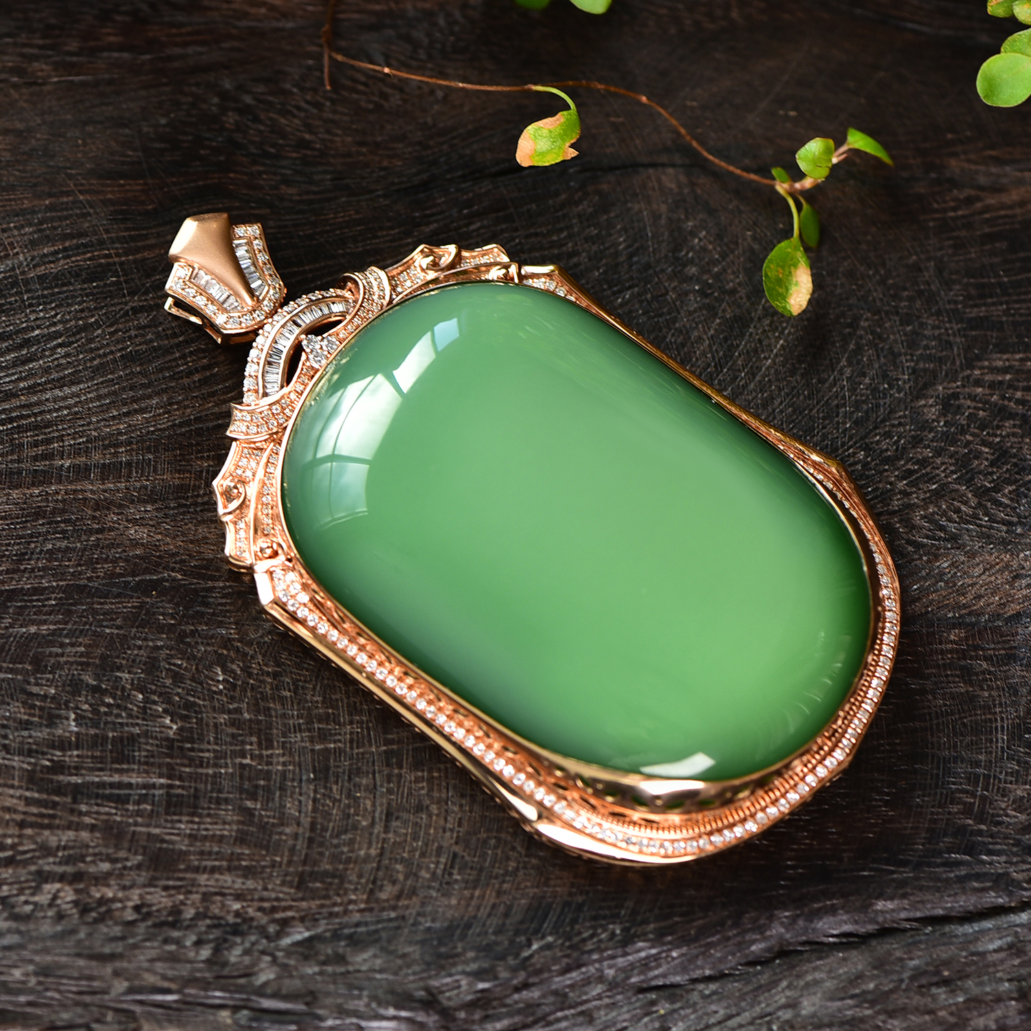 典藏级和田玉碧玉平安无事牌粉绿起荧光18K金镶嵌吊坠