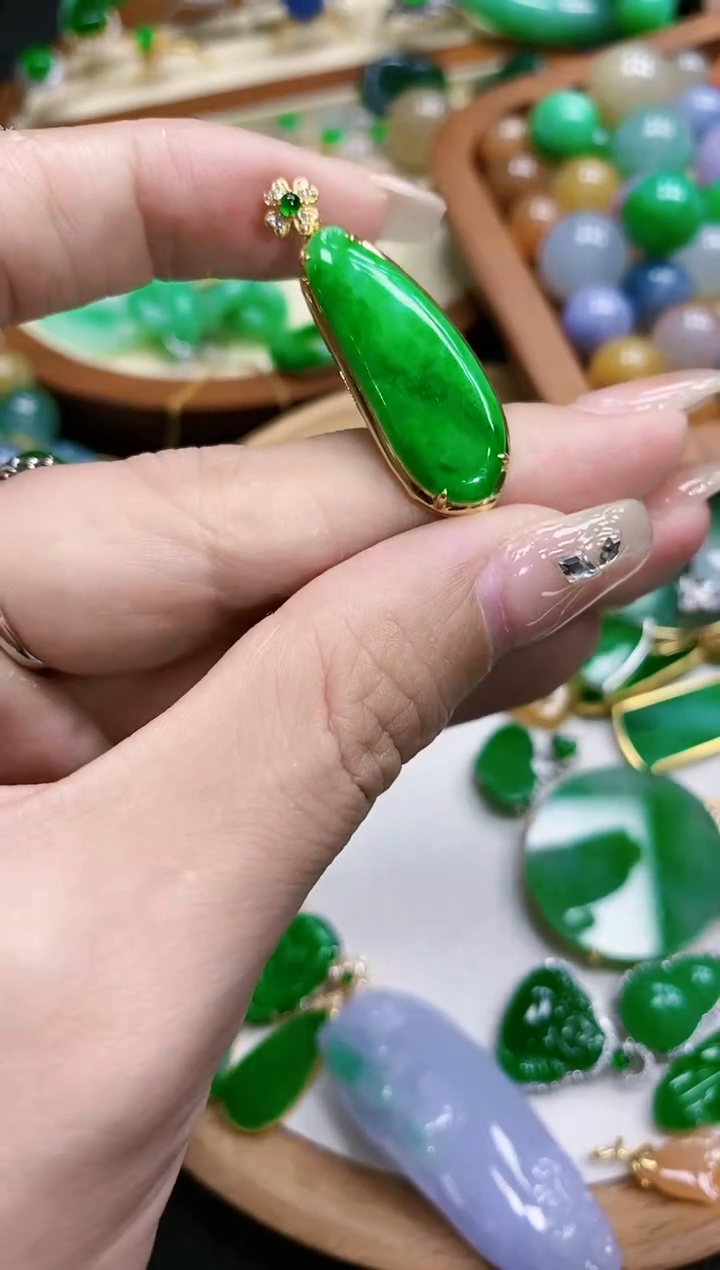【闪购商品】翡翠颈饰未镶嵌瓜