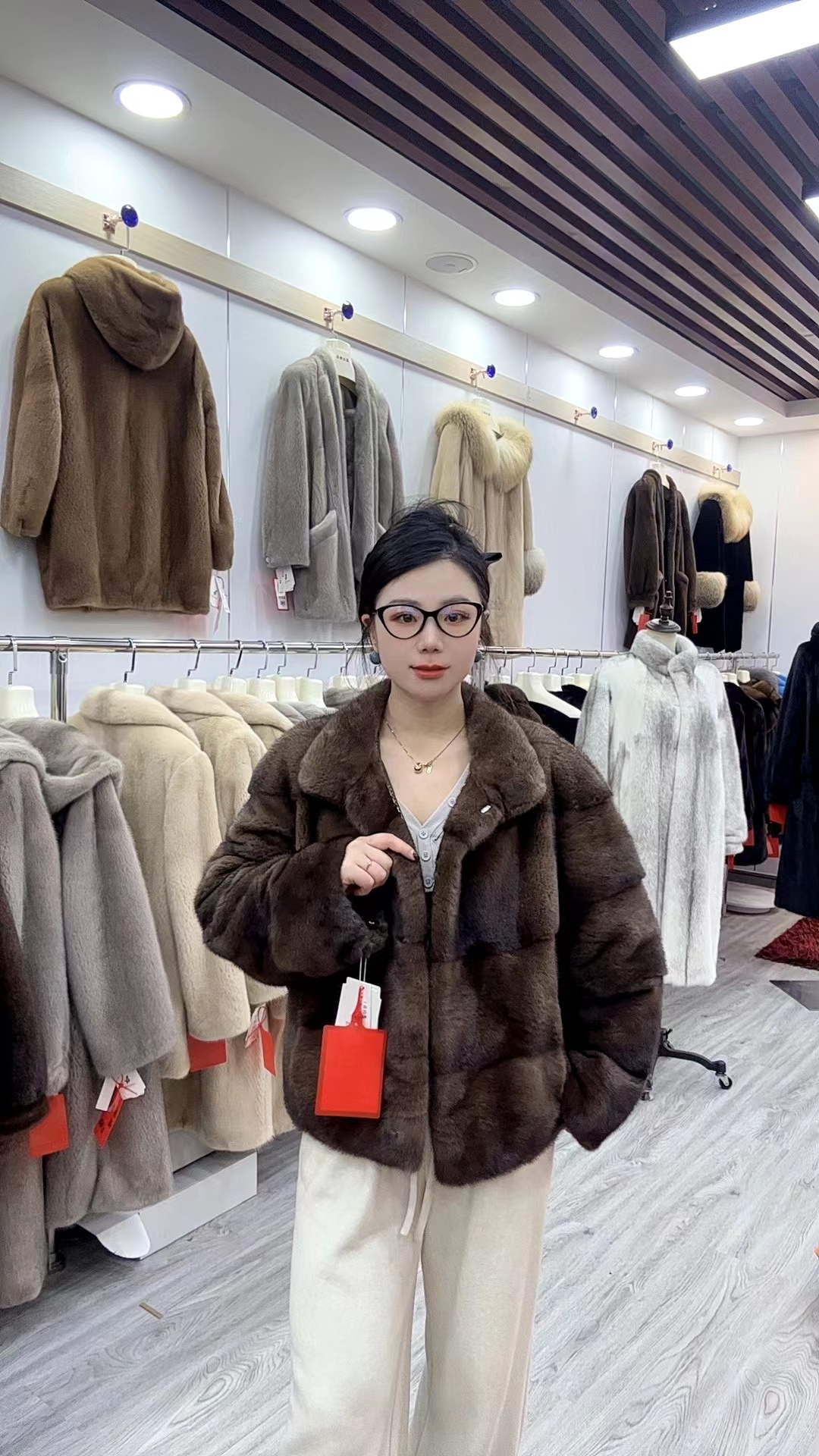2025年小个子水貂皮草咖啡潮流短款轻奢时尚百搭