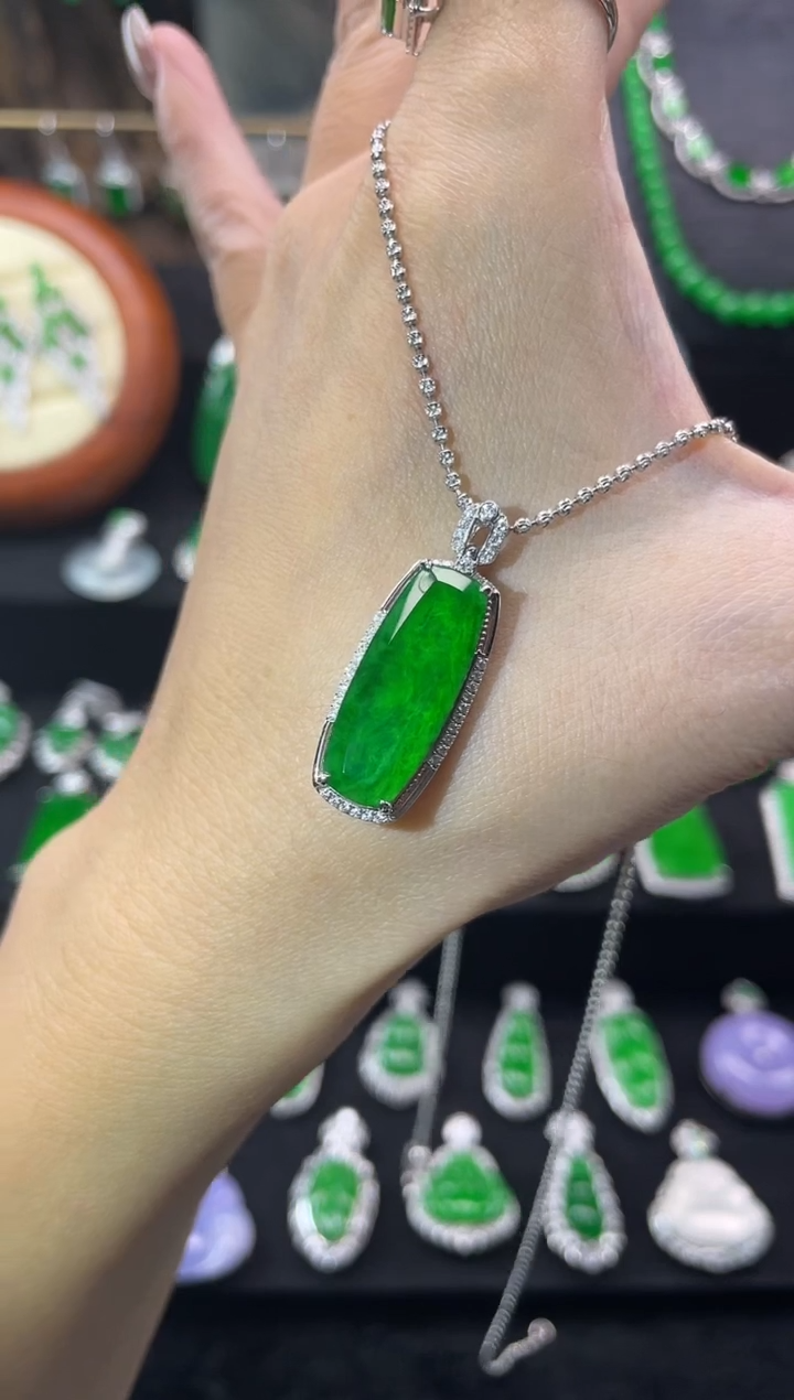 【闪购商品】翡翠吊坠18K金镶嵌高冰辣绿无事牌