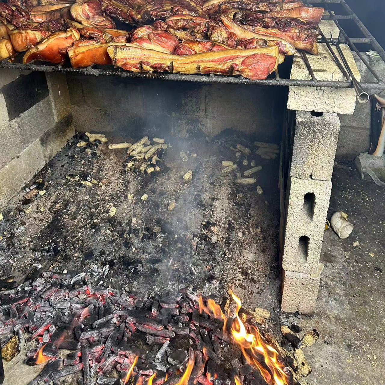 云南镇雄腊肉粮食土猪肉喂猪草喂粮食的猪腊肉