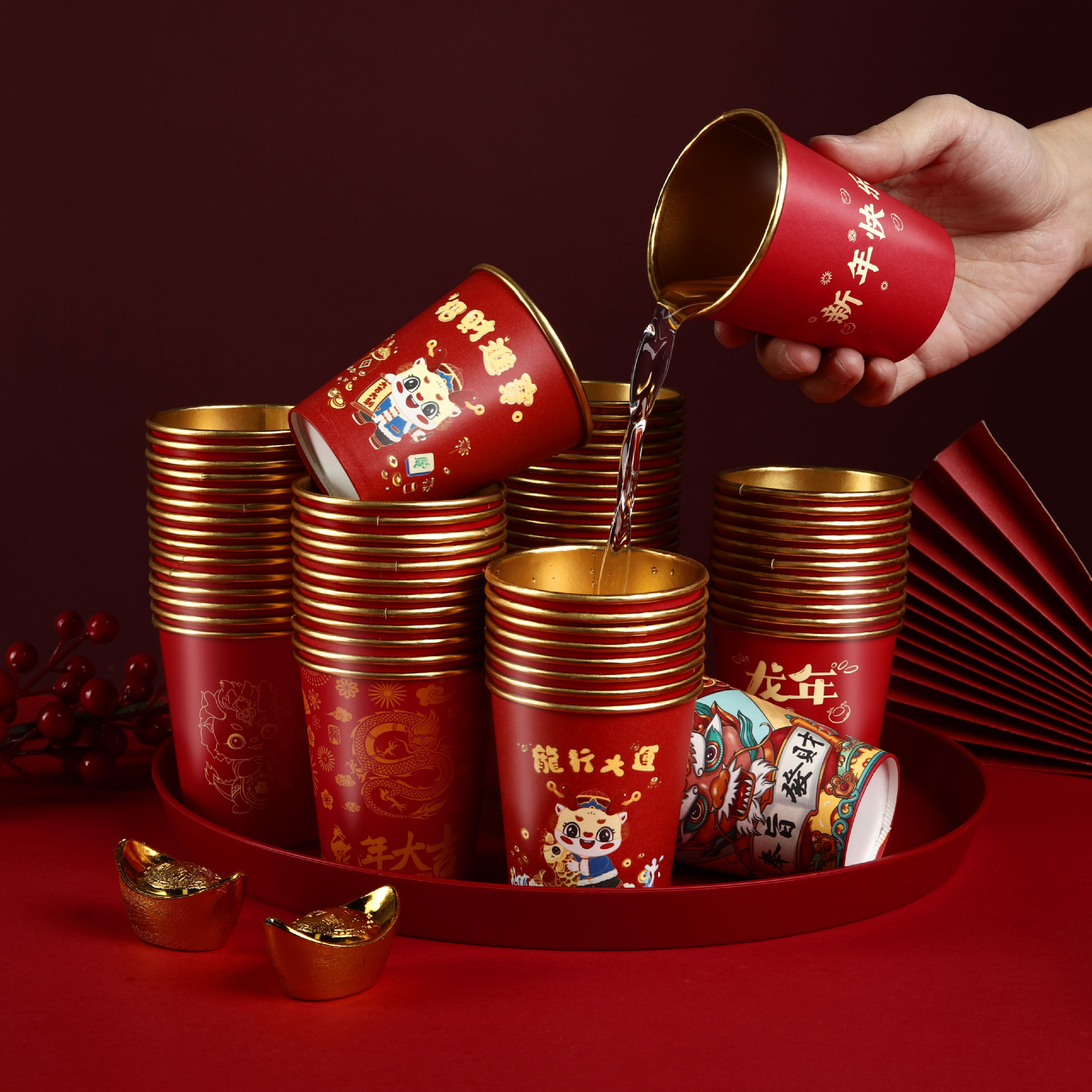 2024新年款一次性纸杯红色龙年新款春节喜庆杯子加厚加硬金箔纸杯