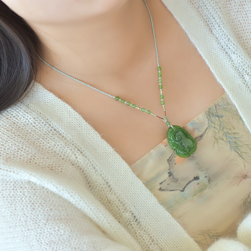 天然和田玉老坑俄料碧玉如意锁腊阳绿女士吊坠毛衣链