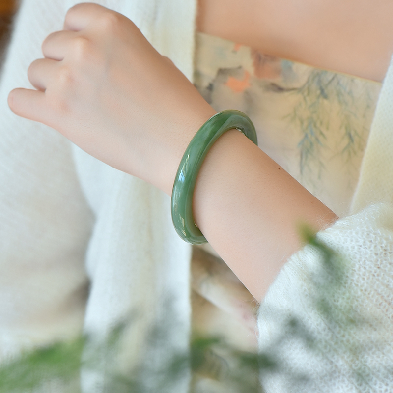 天然和田玉俄罗斯碧玉泥鳅背手镯无矿点无纹裂绿色时尚镯子百搭