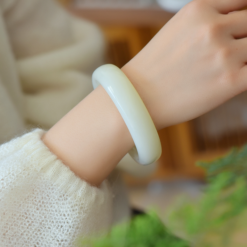 天然和田玉新疆老坑白玉暖白宽版厚装手镯无黑店无纹裂柔光