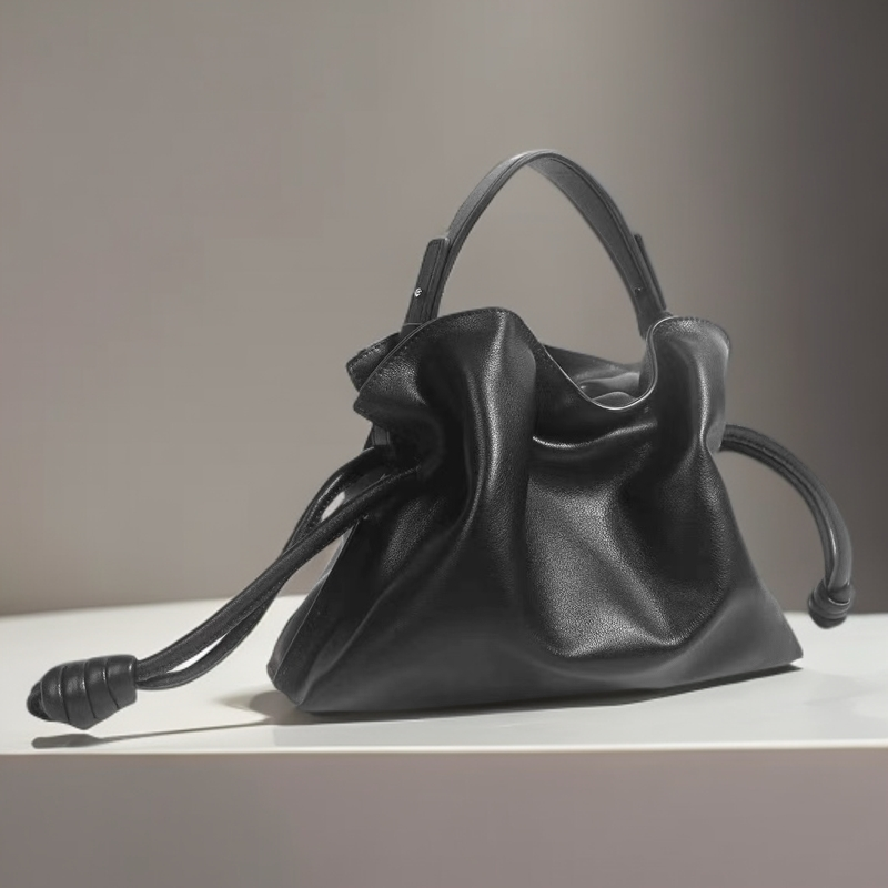 2024新款时尚单肩斜跨腋下抽绳黑色云朵包福袋包J9335