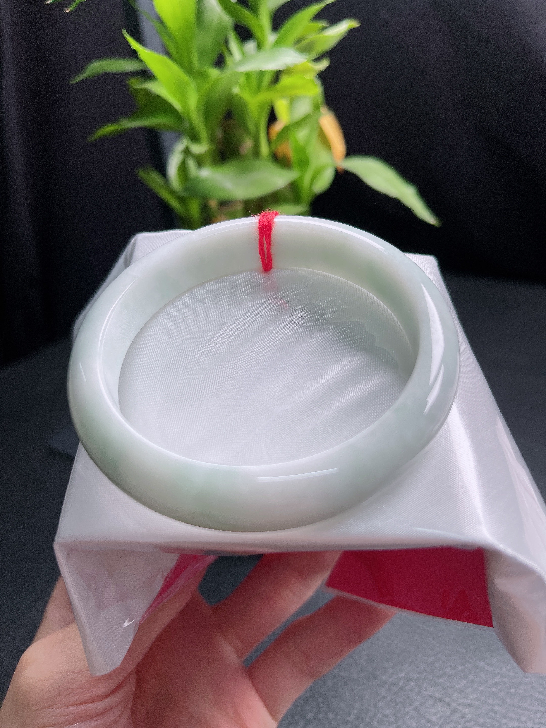 59圈口淡绿宽边手镯075