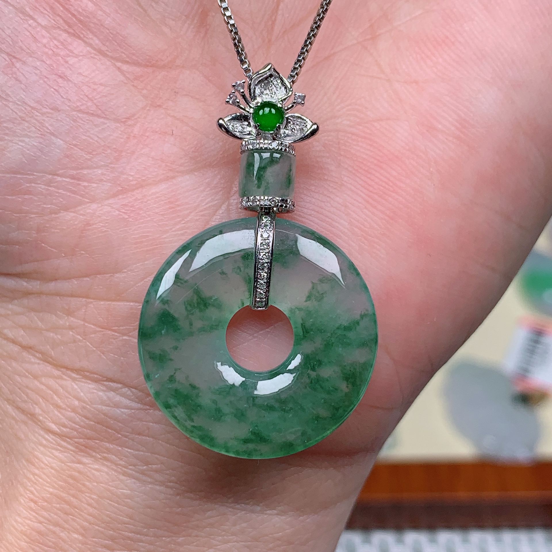 缅甸天然翡翠A货 18k金镶冰润飘花甜甜圈吊坠36（尺寸38x23.6x4.2)