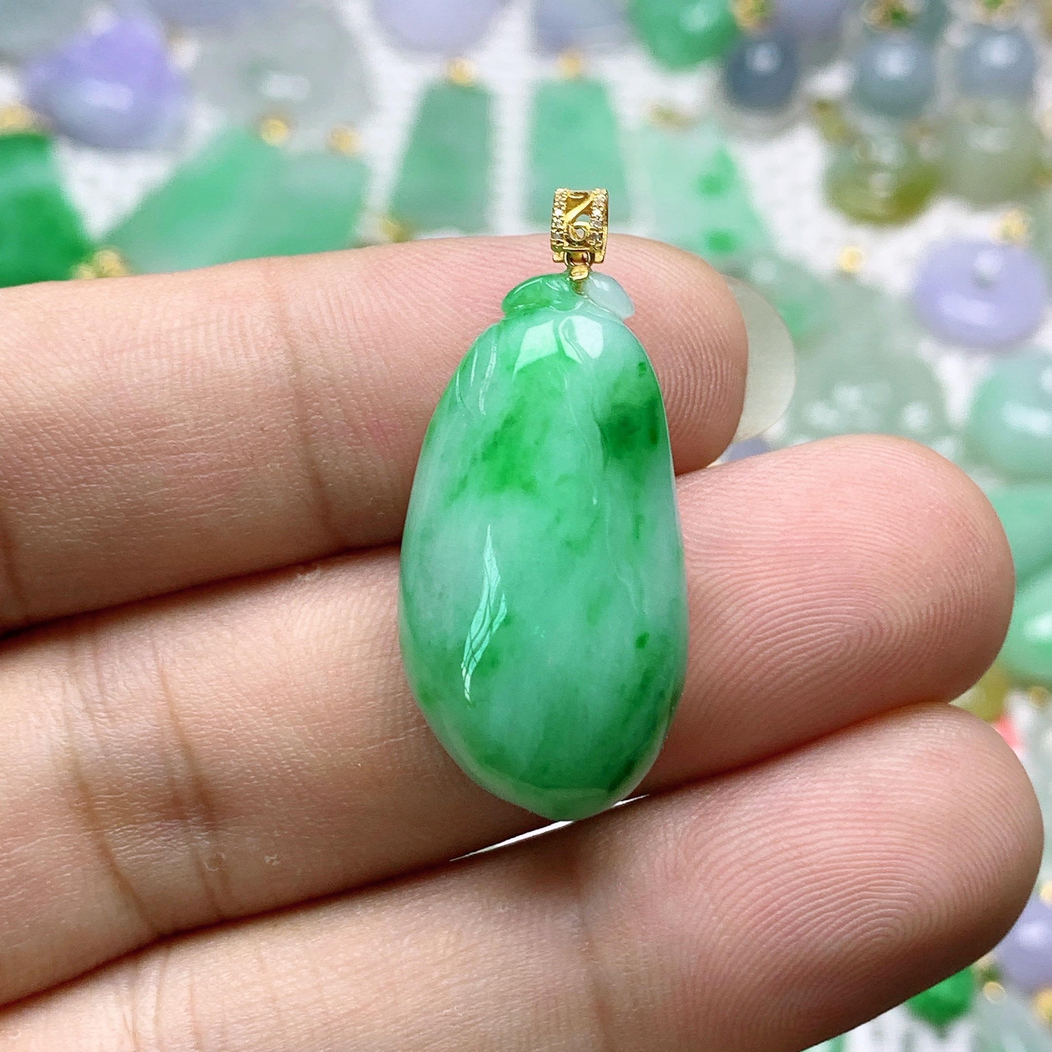 缅甸天然翡翠A货 18k金镶飘绿花福瓜吊坠36尺寸31.2x16.6x10.4