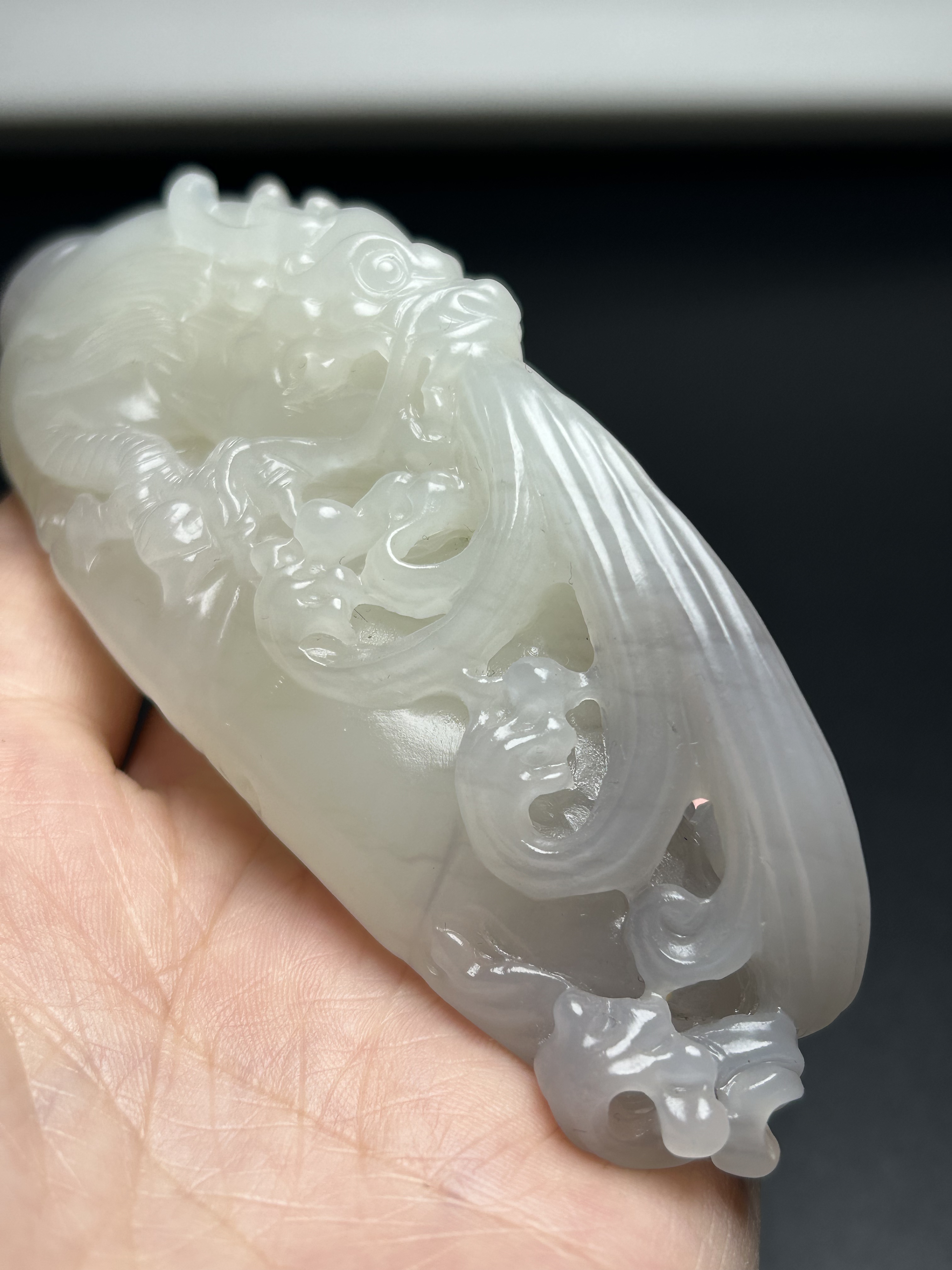 和田玉龙行天下青海烟紫双色巧雕吊坠手把摆件