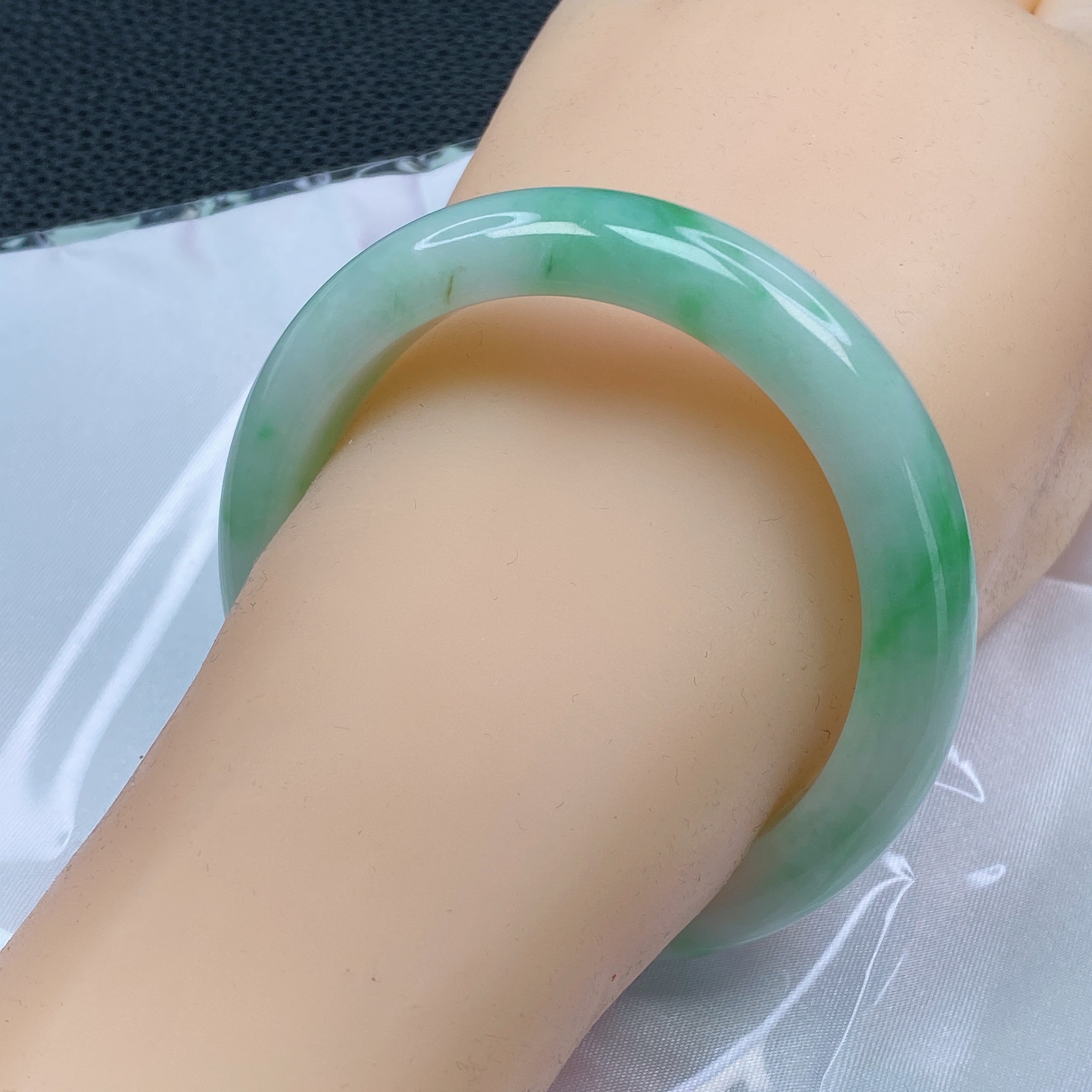 55圈口翡翠白底青宽边手镯时尚百搭少女妈妈款精美冰透女款玉镯子
