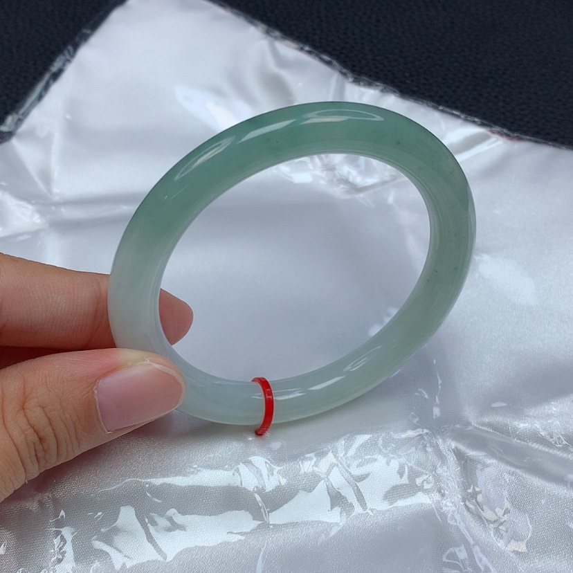 【闪购商品】翡翠手镯未镶嵌小**?