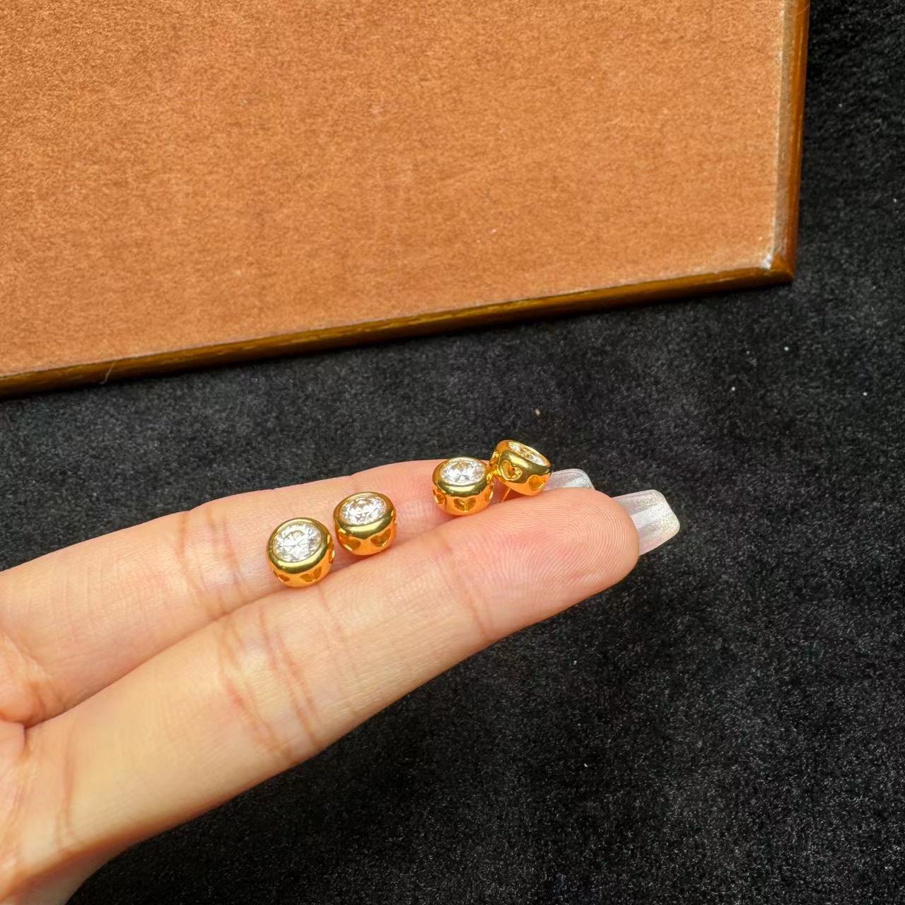 【合成/培育】【朱朱】18K莫桑石耳饰 约7×4mm