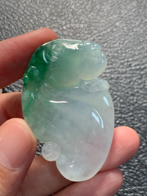 天然缅料a货翡翠俏辣色鱼46.9×29.6×5mm