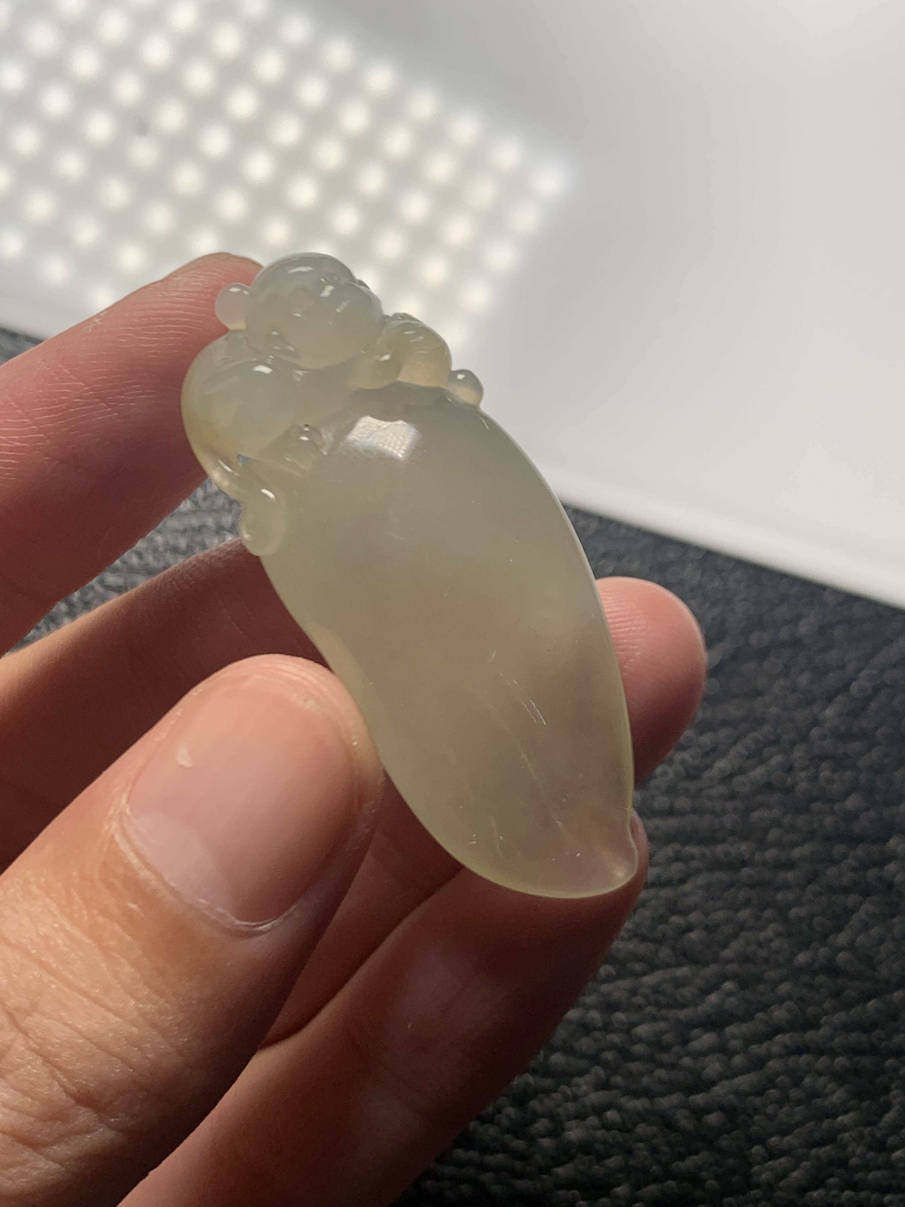 天然缅料a货翡翠满油黄灵猴献寿 44.4×17.5×10mm