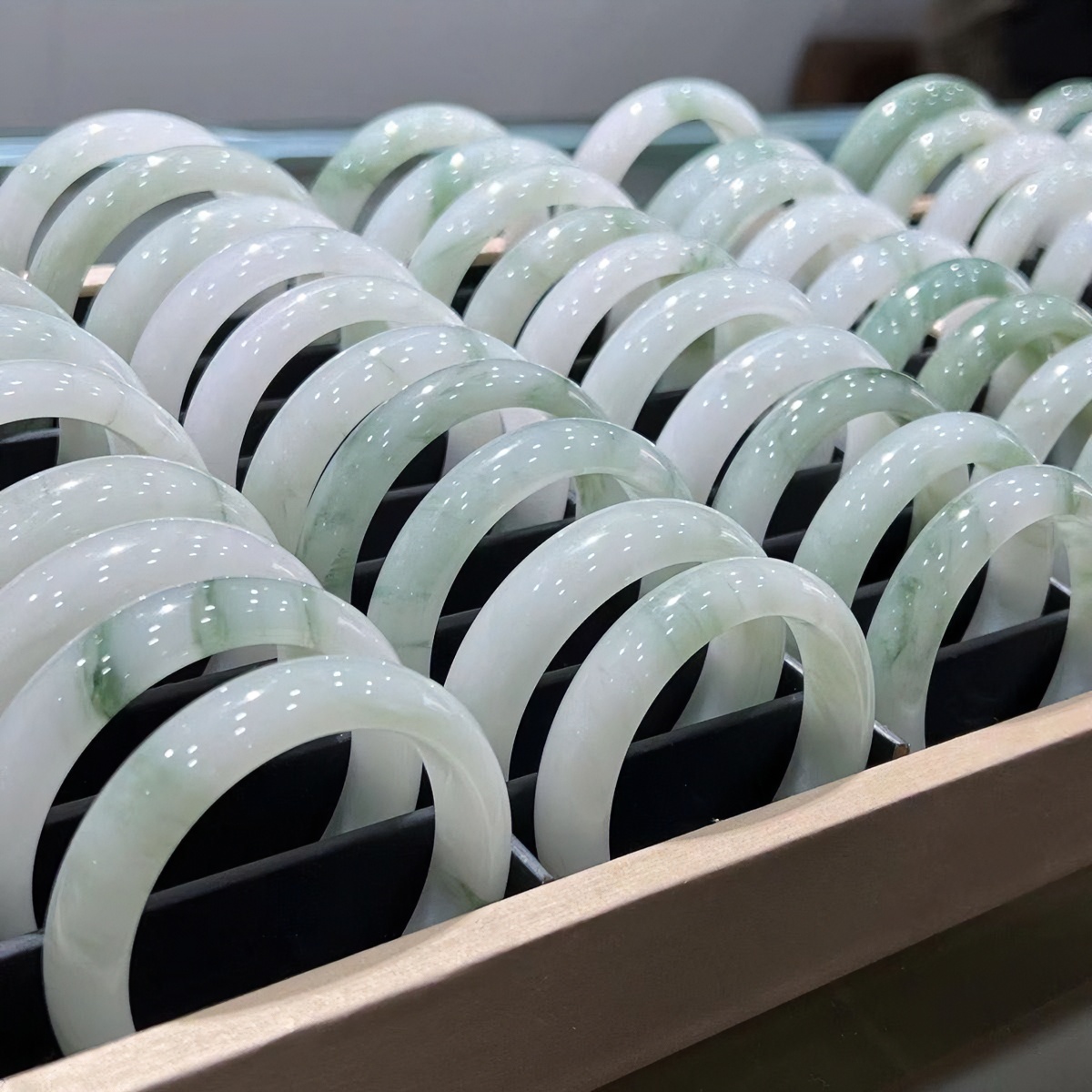 天然新疆天山翠玉镯，直播选款，盲拍发一颗珠子