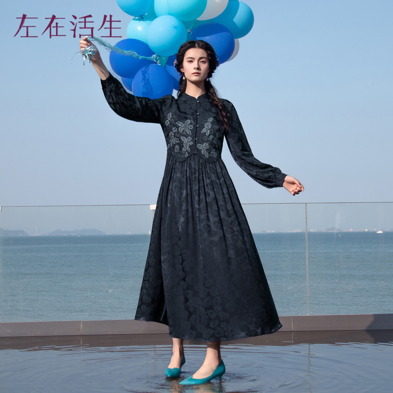 生活在左2024春夏新品印花盘扣新中式长袖连衣裙女1941190气质款。