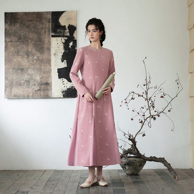生活在左2025秋冬新品绣花优雅气质修身连衣裙女1944210日常时尚.