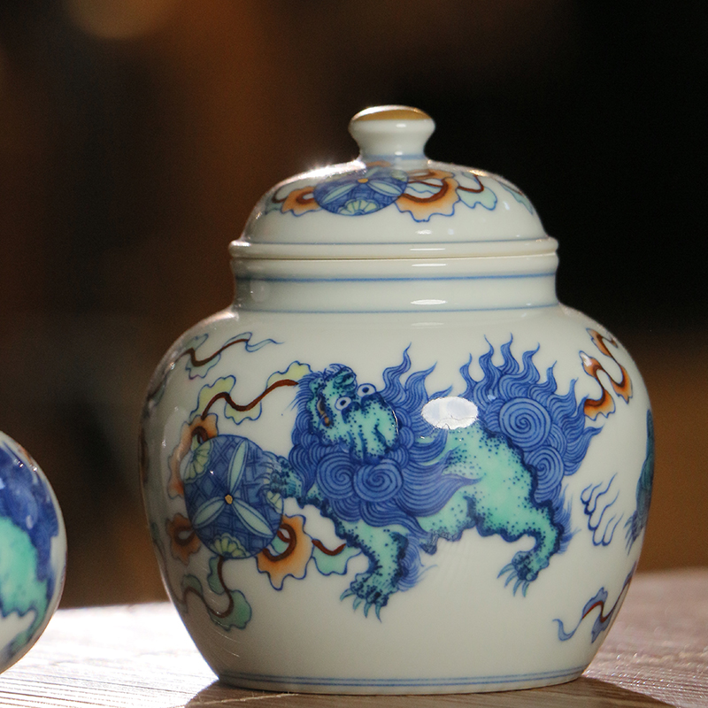 一溪山房 景德镇纯手工手绘青花斗彩陶瓷 狮子滚绣球茶叶罐