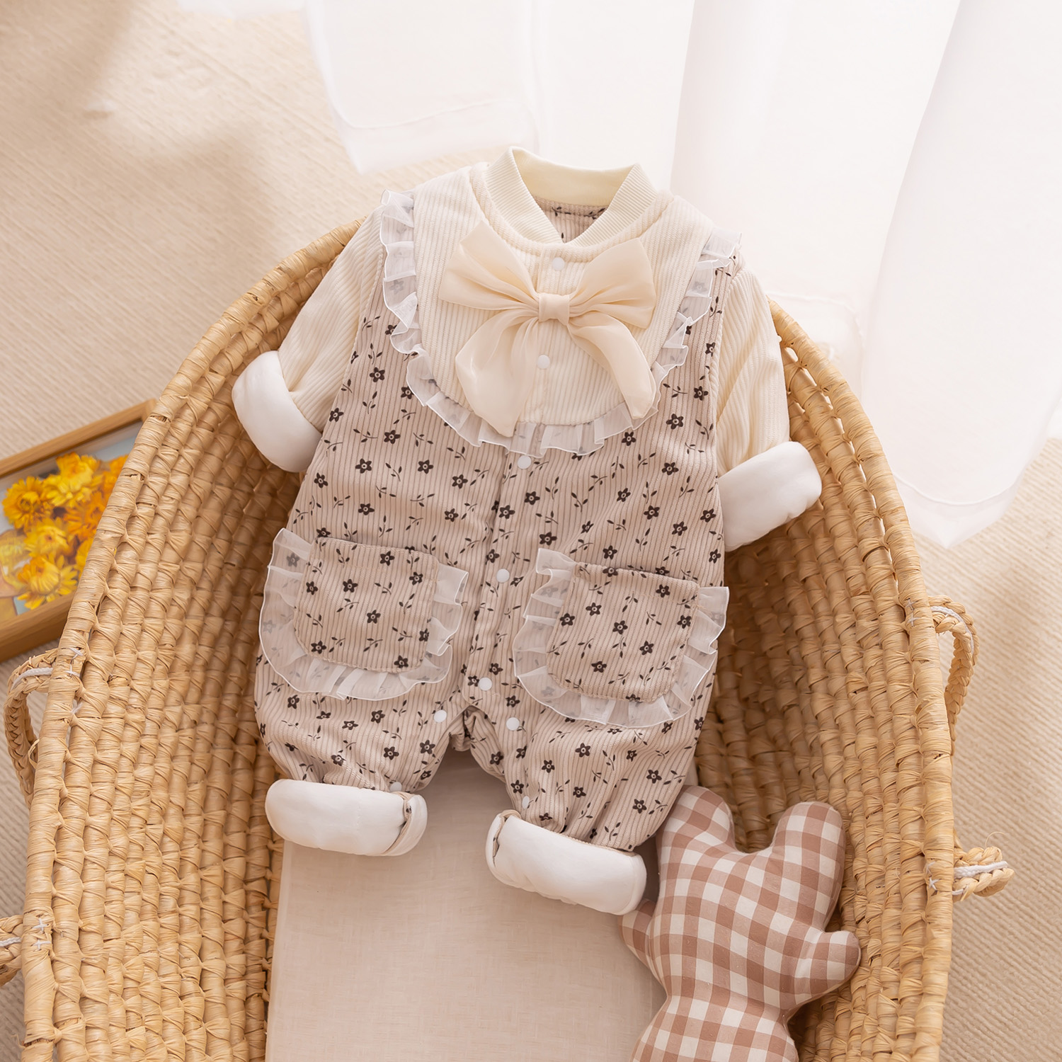 婴儿秋冬装外出服连体衣女宝宝加厚哈衣爬服连身衣服外穿