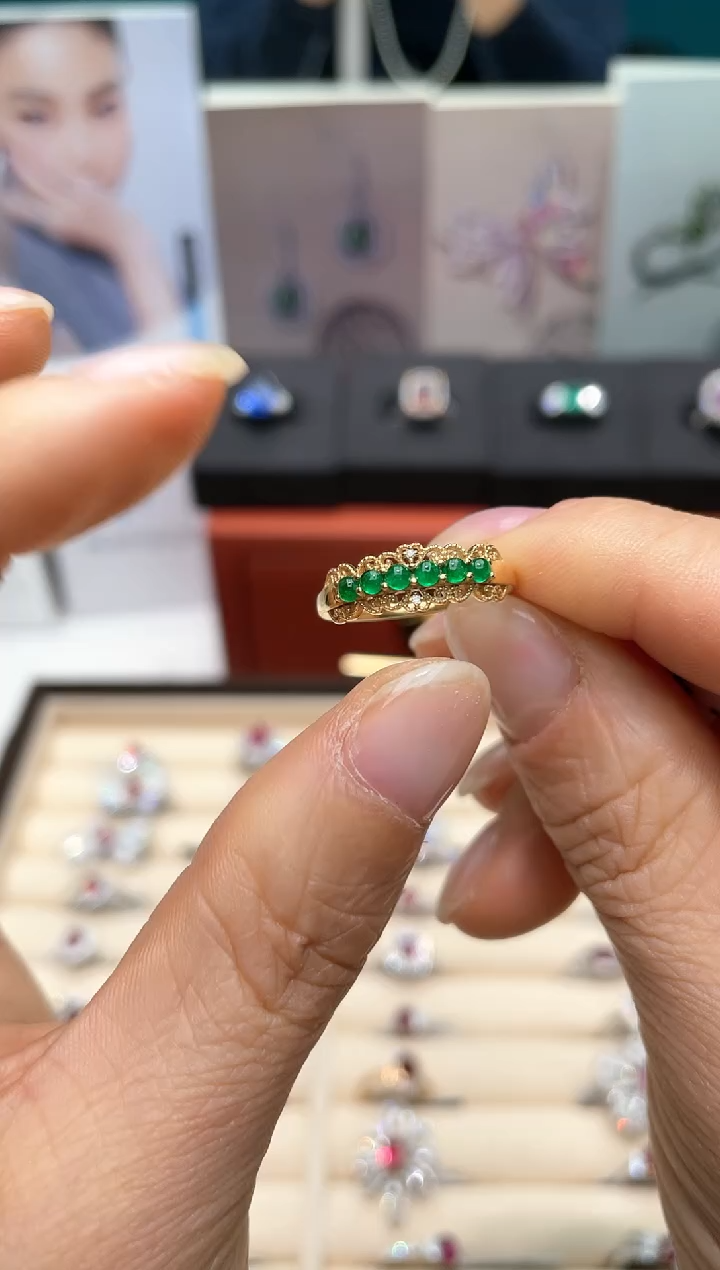 【闪购商品】祖母绿戒指18K金镶嵌克拉
